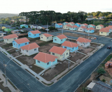 Trinta famílias de Sâo João do Triunfo participaram nesta quinta-feira (15), na Câmara Municipal, do sorteio que definiu as casas que serão ocupadas por cada uma delas no Residencial José Euclides dos Santos Neto. O empreendimento faz parte do programa Casa Fácil Paraná e será entregue aos beneficiários entre o fim de julho e o início de agosto. (Foto: Alessandro Vieira/AEN)