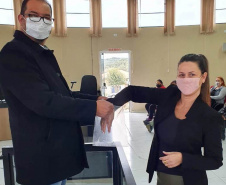 Trinta famílias de Sâo João do Triunfo participaram nesta quinta-feira (15), na Câmara Municipal, do sorteio que definiu as casas que serão ocupadas por cada uma delas no Residencial José Euclides dos Santos Neto. O empreendimento faz parte do programa Casa Fácil Paraná e será entregue aos beneficiários entre o fim de julho e o início de agosto. (Foto: Alessandro Vieira/AEN)