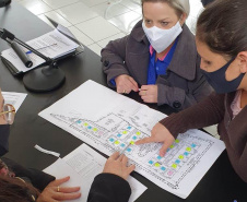 Trinta famílias de Sâo João do Triunfo participaram nesta quinta-feira (15), na Câmara Municipal, do sorteio que definiu as casas que serão ocupadas por cada uma delas no Residencial José Euclides dos Santos Neto. O empreendimento faz parte do programa Casa Fácil Paraná e será entregue aos beneficiários entre o fim de julho e o início de agosto. (Foto: Alessandro Vieira/AEN)