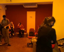 As equipes da Ação Integrada de Fiscalização Urbana (AIFU) abordaram pontos comerciais e flagraram aglomerações de pessoas de quinta-feira (15/07) para sexta-feira (16/07) e de sexta-feira para sábado (17/07) em Curitiba. Ao todo, foram fechados 13 locais e aplicadas 26 multas administrativas. Cerca de 730 pessoas foram encontradas nos locais abordados pelas equipes de fiscalização coordenadas pela Polícia Militar do Paraná.  -  Curitiba, 17/07/2021  -  Foto: PMPR/SESP-PR