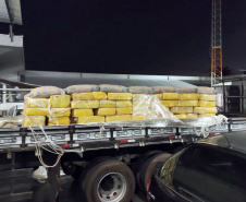 A Polícia Civil do Paraná (PCPR) apreendeu aproximadamente 4 toneladas de maconha, em Umuarama, no Noroeste do Estado. A apreensão ocorreu no domingo (18), na ocasião um homem que transportava a droga foi preso em flagrante por tráfico.  
Foto: PCPR