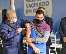 O secretário de Estado da Saúde, Beto Preto acompanha o  ministro da Saúde, Marcelo Queiroga, nesta terça-feira (20) na vacinação contra a Covid-19 dos paranaenses em Foz do Iguaçu, no Oeste. Foto: Gilson Abreu/AEN
