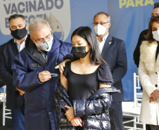 O secretário de Estado da Saúde, Beto Preto acompanha o  ministro da Saúde, Marcelo Queiroga, nesta terça-feira (20) na vacinação contra a Covid-19 dos paranaenses em Foz do Iguaçu, no Oeste. Foto: Gilson Abreu/AEN