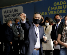 O secretário de Estado da Saúde, Beto Preto acompanha o  ministro da Saúde, Marcelo Queiroga, nesta terça-feira (20) na vacinação contra a Covid-19 dos paranaenses em Foz do Iguaçu, no Oeste. Foto: Gilson Abreu/AEN