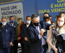 O secretário de Estado da Saúde, Beto Preto acompanha o  ministro da Saúde, Marcelo Queiroga, nesta terça-feira (20) na vacinação contra a Covid-19 dos paranaenses em Foz do Iguaçu, no Oeste. Foto: Gilson Abreu/AEN