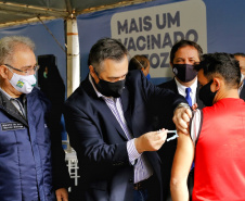 O secretário de Estado da Saúde, Beto Preto acompanha o  ministro da Saúde, Marcelo Queiroga, nesta terça-feira (20) na vacinação contra a Covid-19 dos paranaenses em Foz do Iguaçu, no Oeste. Foto: Gilson Abreu/AEN