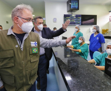 O secretário de Estado da Saúde, Beto Preto acompanha o ministro da Saúde, Marcelo Queiroga, nesta terça-feira (20) no Hospital Municipal Padre Germano Lauck  em Foz do Iguaçu. Foto: Gilson Abreu/AEN