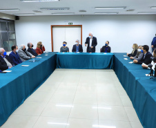 O governador em exercício Darci Piana, conheceu nesta quarta-feira (21), em Londrina, na Região Norte, as instalações da Fiação Bratac, um dos principais elos da cadeia no Estado, responsável pela produção do bicho-da-seda e do fio e também pela comercialização do produto final.  -  Londrina, 21/07/2021  -  Foto: José Fernando Ogura/AEN