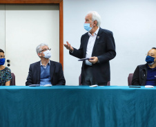 O governador em exercício Darci Piana, conheceu nesta quarta-feira (21), em Londrina, na Região Norte, as instalações da Fiação Bratac, um dos principais elos da cadeia no Estado, responsável pela produção do bicho-da-seda e do fio e também pela comercialização do produto final.  -  Londrina, 21/07/2021  -  Foto: José Fernando Ogura/AEN