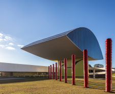 O Museu Oscar Niemeyer (MON) oferece ao público na próxima quarta (28/7) a oficina artística "Escultura com Papel-alumínio”. A ação faz parte do programa “MON ao Vivo”, lançado em junho, que conta com oficinas gratuitas em videoconferências.


Foto: Eduardo Macarios/MON