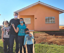 Trinta famílias de Anahy, na região Oeste do Paraná, realizaram nesta sexta-feira (23) o sonho da casa própria. A partir de agora, elas são as novas moradoras do loteamento Simões, empreendimento que recebeu investimento de R$ 2 milhões em um trabalho conjunto entre os governos estadual, federal e municipal por meio do programa Casa Verde e Amarela.
Foto: Lucilei Marchiori/Cohapar