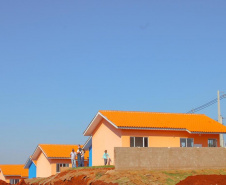 Trinta famílias de Anahy, na região Oeste do Paraná, realizaram nesta sexta-feira (23) o sonho da casa própria. A partir de agora, elas são as novas moradoras do loteamento Simões, empreendimento que recebeu investimento de R$ 2 milhões em um trabalho conjunto entre os governos estadual, federal e municipal por meio do programa Casa Verde e Amarela.
Foto: Lyce Amaro/Prefeitura de Anahy