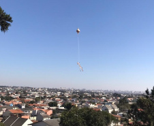 Polícia Militar apreende balão que caiu no bairro Boqueirão, em Curitiba, na manhã deste domingoFoto: Marcia Santos/SESP