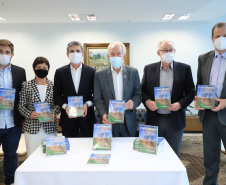 O Governo do Estado recebeu a doação de 500 cópias do livro O solo ensinou, plantio direto um caminho para o futuro. O material ficará à disposição do curso de Agronomia das universidades estaduais. Os exemplares foram entregues nesta segunda-feira (26) pelo autor da obra, o holandês Franke Dijkstra, ao governador em exercício Darci Piana, em cerimônia no Palácio Iguaçu.  -  Curitiba, 26/07/2021  -  Foto: José Fernando Ogura/AEN