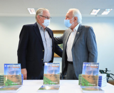 O Governo do Estado recebeu a doação de 500 cópias do livro O solo ensinou, plantio direto um caminho para o futuro. O material ficará à disposição do curso de Agronomia das universidades estaduais. Os exemplares foram entregues nesta segunda-feira (26) pelo autor da obra, o holandês Franke Dijkstra, ao governador em exercício Darci Piana, em cerimônia no Palácio Iguaçu.  -  Curitiba, 26/07/2021  -  Foto: José Fernando Ogura/AEN