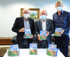 O Governo do Estado recebeu a doação de 500 cópias do livro O solo ensinou, plantio direto um caminho para o futuro. O material ficará à disposição do curso de Agronomia das universidades estaduais. Os exemplares foram entregues nesta segunda-feira (26) pelo autor da obra, o holandês Franke Dijkstra, ao governador em exercício Darci Piana, em cerimônia no Palácio Iguaçu.  -  Curitiba, 26/07/2021  -  Foto: José Fernando Ogura/AEN