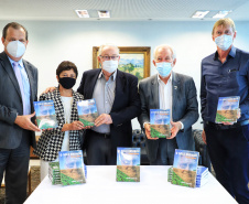O Governo do Estado recebeu a doação de 500 cópias do livro O solo ensinou, plantio direto um caminho para o futuro. O material ficará à disposição do curso de Agronomia das universidades estaduais. Os exemplares foram entregues nesta segunda-feira (26) pelo autor da obra, o holandês Franke Dijkstra, ao governador em exercício Darci Piana, em cerimônia no Palácio Iguaçu.  -  Curitiba, 26/07/2021  -  Foto: José Fernando Ogura/AEN