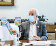 O Governo do Estado recebeu a doação de 500 cópias do livro O solo ensinou, plantio direto um caminho para o futuro. O material ficará à disposição do curso de Agronomia das universidades estaduais. Os exemplares foram entregues nesta segunda-feira (26) pelo autor da obra, o holandês Franke Dijkstra, ao governador em exercício Darci Piana, em cerimônia no Palácio Iguaçu.  -  Curitiba, 26/07/2021  -  Foto: José Fernando Ogura/AEN