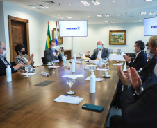 O Governo do Estado recebeu a doação de 500 cópias do livro O solo ensinou, plantio direto um caminho para o futuro. O material ficará à disposição do curso de Agronomia das universidades estaduais. Os exemplares foram entregues nesta segunda-feira (26) pelo autor da obra, o holandês Franke Dijkstra, ao governador em exercício Darci Piana, em cerimônia no Palácio Iguaçu.  -  Curitiba, 26/07/2021  -  Foto: José Fernando Ogura/AEN