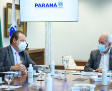 O Governo do Estado recebeu a doação de 500 cópias do livro O solo ensinou, plantio direto um caminho para o futuro. O material ficará à disposição do curso de Agronomia das universidades estaduais. Os exemplares foram entregues nesta segunda-feira (26) pelo autor da obra, o holandês Franke Dijkstra, ao governador em exercício Darci Piana, em cerimônia no Palácio Iguaçu.  -  Curitiba, 26/07/2021  -  Foto: José Fernando Ogura/AEN