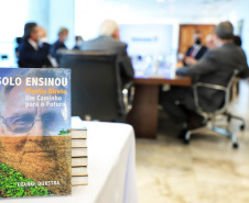 O Governo do Estado recebeu a doação de 500 cópias do livro O solo ensinou, plantio direto um caminho para o futuro. O material ficará à disposição do curso de Agronomia das universidades estaduais. Os exemplares foram entregues nesta segunda-feira (26) pelo autor da obra, o holandês Franke Dijkstra, ao governador em exercício Darci Piana, em cerimônia no Palácio Iguaçu.  -  Curitiba, 26/07/2021  -  Foto: José Fernando Ogura/AEN