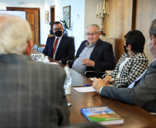 O Governo do Estado recebeu a doação de 500 cópias do livro O solo ensinou, plantio direto um caminho para o futuro. O material ficará à disposição do curso de Agronomia das universidades estaduais. Os exemplares foram entregues nesta segunda-feira (26) pelo autor da obra, o holandês Franke Dijkstra, ao governador em exercício Darci Piana, em cerimônia no Palácio Iguaçu.  -  Curitiba, 26/07/2021  -  Foto: José Fernando Ogura/AEN