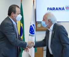 O Governo do Estado recebeu a doação de 500 cópias do livro O solo ensinou, plantio direto um caminho para o futuro. O material ficará à disposição do curso de Agronomia das universidades estaduais. Os exemplares foram entregues nesta segunda-feira (26) pelo autor da obra, o holandês Franke Dijkstra, ao governador em exercício Darci Piana, em cerimônia no Palácio Iguaçu.  -  Curitiba, 26/07/2021  -  Foto: José Fernando Ogura/AEN