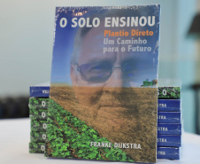 O Governo do Estado recebeu a doação de 500 cópias do livro O solo ensinou, plantio direto um caminho para o futuro. O material ficará à disposição do curso de Agronomia das universidades estaduais. Os exemplares foram entregues nesta segunda-feira (26) pelo autor da obra, o holandês Franke Dijkstra, ao governador em exercício Darci Piana, em cerimônia no Palácio Iguaçu.  -  Curitiba, 26/07/2021  -  Foto: José Fernando Ogura/AEN