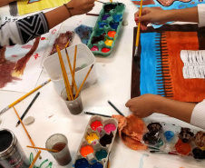 O Centro Juvenil de Artes Plásticas, CJAP, está com inscrições abertas para as oficinas regulares do segundo semestre. São, ao todo, 25 oficinas para crianças e adolescentes, entre 08 e 17 anos. Os encontros serão virtuais, pelo Google Meet.  -  Curitiba, 27/07/2021  -  Foto:  Professora Adriana Carla Dalazen Cichocki ( imagens feitas antes da pandemia)