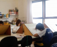 O Centro Juvenil de Artes Plásticas, CJAP, está com inscrições abertas para as oficinas regulares do segundo semestre. São, ao todo, 25 oficinas para crianças e adolescentes, entre 08 e 17 anos. Os encontros serão virtuais, pelo Google Meet.  -  Curitiba, 27/07/2021  -  Foto:  Professora Adriana Carla Dalazen Cichocki ( imagens feitas antes da pandemia)