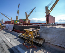 Navio programado para quarta-feira (28) vai descarregar 32 mil toneladas do cereal. Desde o início do ano, já são quatro embarcações recebidas no porto paranaense com milho importado. - Paranaguá, 27/07/2021  -  Foto: Claudio Neves/Arquivo Portos do Paraná-primeira operação, em Maio/21