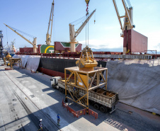 Navio programado para quarta-feira (28) vai descarregar 32 mil toneladas do cereal. Desde o início do ano, já são quatro embarcações recebidas no porto paranaense com milho importado. - Paranaguá, 27/07/2021  -  Foto: Claudio Neves/Arquivo Portos do Paraná-primeira operação, em Maio/21