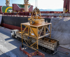 Navio programado para quarta-feira (28) vai descarregar 32 mil toneladas do cereal. Desde o início do ano, já são quatro embarcações recebidas no porto paranaense com milho importado. - Paranaguá, 27/07/2021  -  Foto: Claudio Neves/Arquivo Portos do Paraná-primeira operação, em Maio/21