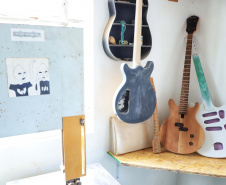 É curitibana a primeira luthier formada em instrumentos elétricos do Brasil. Rosanne Lemos é a fundadora da Mankato Guitarras (https://mankatoguitars.webflow.io/), uma marca autoral que cria guitarras com modelos únicos e confeccionadas à moda antiga. Foto: José Fernando Ogura/AEN