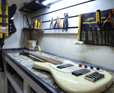 É curitibana a primeira luthier formada em instrumentos elétricos do Brasil. Rosanne Lemos é a fundadora da Mankato Guitarras (https://mankatoguitars.webflow.io/), uma marca autoral que cria guitarras com modelos únicos e confeccionadas à moda antiga. Foto: José Fernando Ogura/AEN