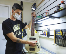 É curitibana a primeira luthier formada em instrumentos elétricos do Brasil. Rosanne Lemos é a fundadora da Mankato Guitarras (https://mankatoguitars.webflow.io/), uma marca autoral que cria guitarras com modelos únicos e confeccionadas à moda antiga. Foto: José Fernando Ogura/AEN