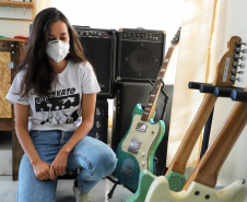 É curitibana a primeira luthier formada em instrumentos elétricos do Brasil. Rosanne Lemos é a fundadora da Mankato Guitarras (https://mankatoguitars.webflow.io/), uma marca autoral que cria guitarras com modelos únicos e confeccionadas à moda antiga. Foto: José Fernando Ogura/AEN