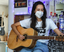 É curitibana a primeira luthier formada em instrumentos elétricos do Brasil. Rosanne Lemos é a fundadora da Mankato Guitarras (https://mankatoguitars.webflow.io/), uma marca autoral que cria guitarras com modelos únicos e confeccionadas à moda antiga. Foto: José Fernando Ogura/AEN