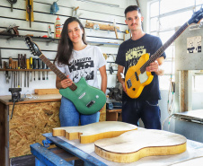 É curitibana a primeira luthier formada em instrumentos elétricos do Brasil. Rosanne Lemos é a fundadora da Mankato Guitarras (https://mankatoguitars.webflow.io/), uma marca autoral que cria guitarras com modelos únicos e confeccionadas à moda antiga. Foto: José Fernando Ogura/AEN