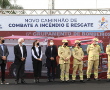O Corpo Bombeiros de São José dos Pinhais recebeu nesta terça-feira (27/07), em cerimônia realizada no 6º Grupamento de Bombeiros, um caminhão Auto-Bomba Tanque Resgate (ABTR) para dar suporte ao combate à incêndios na cidade. A nova viatura do Corpo de Bombeiro é a primeira de modelo americano no Estado do Paraná, sendo projetada e desenvolvida para atividade da corporação.  -  Curitiba, 28/07/2021  -  Foto: SESP-PR