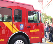 O Corpo Bombeiros de São José dos Pinhais recebeu nesta terça-feira (27/07), em cerimônia realizada no 6º Grupamento de Bombeiros, um caminhão Auto-Bomba Tanque Resgate (ABTR) para dar suporte ao combate à incêndios na cidade. A nova viatura do Corpo de Bombeiro é a primeira de modelo americano no Estado do Paraná, sendo projetada e desenvolvida para atividade da corporação.  -  Curitiba, 28/07/2021  -  Foto: SESP-PR