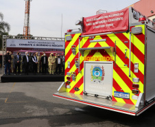 O Corpo Bombeiros de São José dos Pinhais recebeu nesta terça-feira (27/07), em cerimônia realizada no 6º Grupamento de Bombeiros, um caminhão Auto-Bomba Tanque Resgate (ABTR) para dar suporte ao combate à incêndios na cidade. A nova viatura do Corpo de Bombeiro é a primeira de modelo americano no Estado do Paraná, sendo projetada e desenvolvida para atividade da corporação.  -  Curitiba, 28/07/2021  -  Foto: SESP-PR