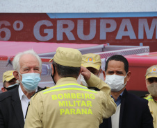 O Corpo Bombeiros de São José dos Pinhais recebeu nesta terça-feira (27/07), em cerimônia realizada no 6º Grupamento de Bombeiros, um caminhão Auto-Bomba Tanque Resgate (ABTR) para dar suporte ao combate à incêndios na cidade. A nova viatura do Corpo de Bombeiro é a primeira de modelo americano no Estado do Paraná, sendo projetada e desenvolvida para atividade da corporação.  -  Curitiba, 28/07/2021  -  Foto: SESP-PR