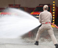 O Corpo Bombeiros de São José dos Pinhais recebeu nesta terça-feira (27/07), em cerimônia realizada no 6º Grupamento de Bombeiros, um caminhão Auto-Bomba Tanque Resgate (ABTR) para dar suporte ao combate à incêndios na cidade. A nova viatura do Corpo de Bombeiro é a primeira de modelo americano no Estado do Paraná, sendo projetada e desenvolvida para atividade da corporação.  -  Curitiba, 28/07/2021  -  Foto: SESP-PR