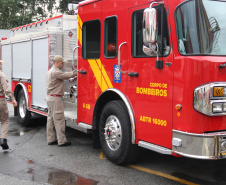 O Corpo Bombeiros de São José dos Pinhais recebeu nesta terça-feira (27/07), em cerimônia realizada no 6º Grupamento de Bombeiros, um caminhão Auto-Bomba Tanque Resgate (ABTR) para dar suporte ao combate à incêndios na cidade. A nova viatura do Corpo de Bombeiro é a primeira de modelo americano no Estado do Paraná, sendo projetada e desenvolvida para atividade da corporação.  -  Curitiba, 28/07/2021  -  Foto: SESP-PR