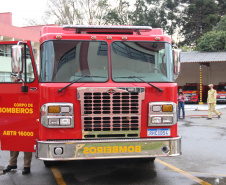 O Corpo Bombeiros de São José dos Pinhais recebeu nesta terça-feira (27/07), em cerimônia realizada no 6º Grupamento de Bombeiros, um caminhão Auto-Bomba Tanque Resgate (ABTR) para dar suporte ao combate à incêndios na cidade. A nova viatura do Corpo de Bombeiro é a primeira de modelo americano no Estado do Paraná, sendo projetada e desenvolvida para atividade da corporação.  -  Curitiba, 28/07/2021  -  Foto: SESP-PR