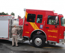 O Corpo Bombeiros de São José dos Pinhais recebeu nesta terça-feira (27/07), em cerimônia realizada no 6º Grupamento de Bombeiros, um caminhão Auto-Bomba Tanque Resgate (ABTR) para dar suporte ao combate à incêndios na cidade. A nova viatura do Corpo de Bombeiro é a primeira de modelo americano no Estado do Paraná, sendo projetada e desenvolvida para atividade da corporação.  -  Curitiba, 28/07/2021  -  Foto: SESP-PR