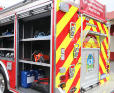 O Corpo Bombeiros de São José dos Pinhais recebeu nesta terça-feira (27/07), em cerimônia realizada no 6º Grupamento de Bombeiros, um caminhão Auto-Bomba Tanque Resgate (ABTR) para dar suporte ao combate à incêndios na cidade. A nova viatura do Corpo de Bombeiro é a primeira de modelo americano no Estado do Paraná, sendo projetada e desenvolvida para atividade da corporação.  -  Curitiba, 28/07/2021  -  Foto: SESP-PR