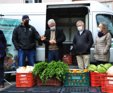 O Governo do Estado realizou na manhã desta quarta-feira (28) a primeira entrega de alimentos do Programa Compra Direta Paraná em Curitiba em 2021. O lançamento simbólico aconteceu no Asilo São Vicente de Paulo, no bairro Juvevê, com produtos da Cooperativa de Agricultores Orgânicos e de Produção Agroecológica (Coaopa). A cerimônia contou com a presença do secretário estadual da Agricultura e do Abastecimento, Norberto Ortigara.   -  Curitiba, 28/07/2021  -  Foto: José Fernando Ogura/AEN