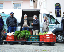 O Governo do Estado realizou na manhã desta quarta-feira (28) a primeira entrega de alimentos do Programa Compra Direta Paraná em Curitiba em 2021. O lançamento simbólico aconteceu no Asilo São Vicente de Paulo, no bairro Juvevê, com produtos da Cooperativa de Agricultores Orgânicos e de Produção Agroecológica (Coaopa). A cerimônia contou com a presença do secretário estadual da Agricultura e do Abastecimento, Norberto Ortigara.   -  Curitiba, 28/07/2021  -  Foto: José Fernando Ogura/AEN